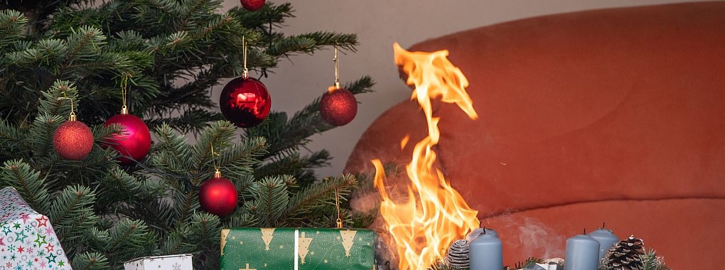 Schäden an beweglichen Gegenständen, wie Möbeln oder Weihnachtsgeschenken, sind bei Beschädigung durch Feuer oder Löschwasser von der Hausratversicherung gedeckt. - © Zacharie Scheurer/dpa-tmn