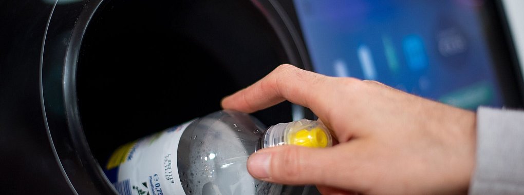 Was bislang für Saft-, Softdrink- oder Bierflaschen gilt, ist ab 2024 auch für Einwegplastikflaschen mit Milchprodukten Pflicht: Das Pfand. - © Monika Skolimowska/dpa-Zentralbild/dpa-tmn