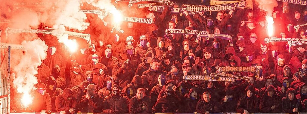Der Einsatz von Pyrotechnik in Stadien sorgt bei Politikern und Verbänden regelmäßig für große Kritik. - © Axel Heimken/dpa