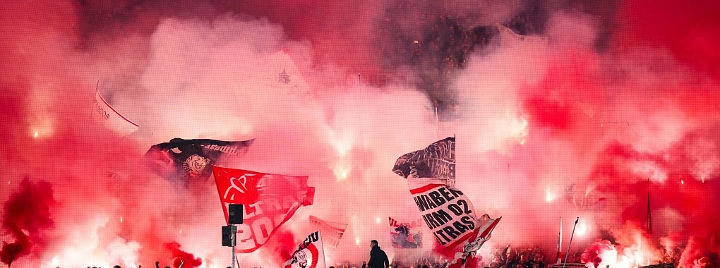 Die Fans des VfB Stuttgart haben bei der Champions League-Begegnung mit Atalanta Bergamo massiv Pyrotechnik gezündet. - © Tom Weller/dpa