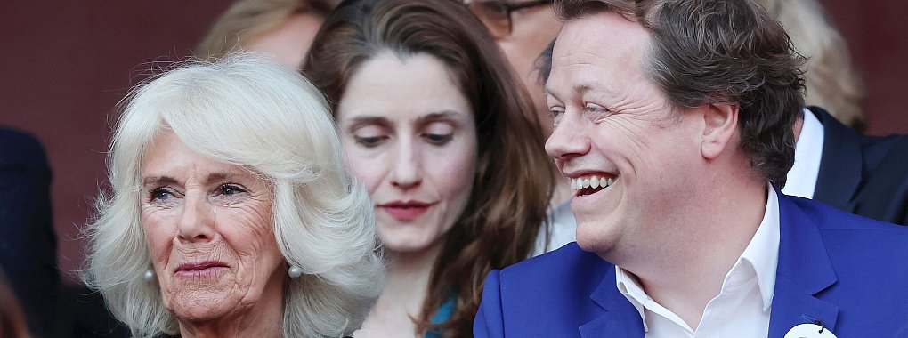 Tom Parker Bowles mit seiner Mutter Königin Camilla. (Archivbild) - © Chris Jackson/PA Wire/dpa