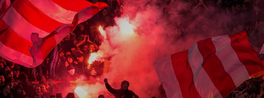 Die Fans von Roter Stern Belgrad - © Darko Vojinovic/AP/dpa