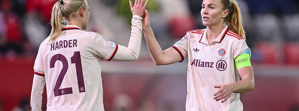 Pernille Harder (l) und Glodis Perla Viggosdottir feiern den Sieg gegen die Norwegerinnen. - © Harry Langer/dpa