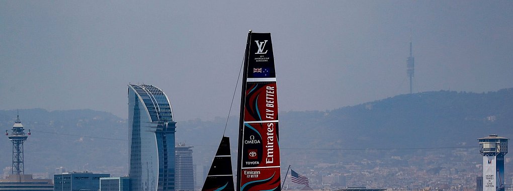 Die Jacht von Titelverteidiger Neuseeland wurde bei einem Unfall schwer besch&auml;digt. - &copy; Joan Monfort/AP/dpa