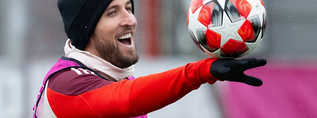 Harry Kane ist vor dem Spiel gegen Bratislava bester Laune. - © Sven Hoppe/dpa
