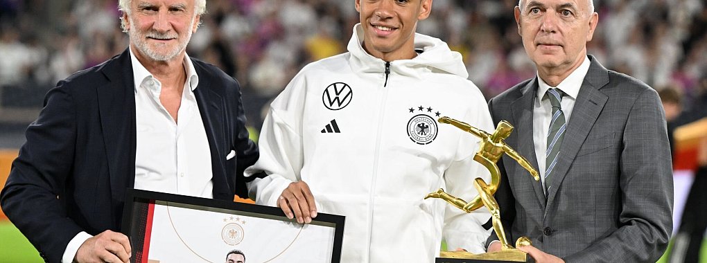 Rudi Völler (l) hört 2026 als DFB-Sportdirektor aus. Beim Ungarn-Spiel zeichnet er gemeinsam mit DFB-Präsident Bernd Neuendorf (r) Nationalspieler Jamal Musiala nach seinen drei EM-Toren aus. - © Federico Gambarini/dpa