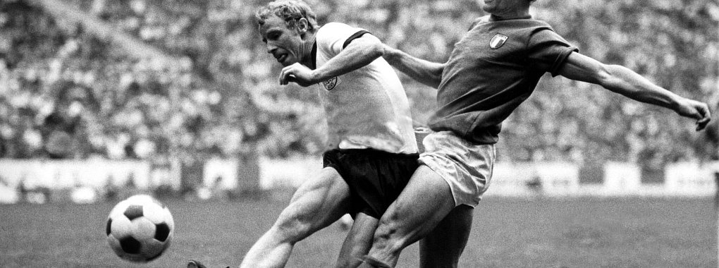 Der fr&uuml;here italienische Star-St&uuml;rmer Gigi Riva (r), hier im Zweikampf mit Berti Vogts, ist im Alter von 79 Jahren gestorben. - &copy; -