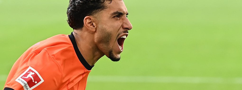 Frankfurts Held: Stürmer Omar Marmoush schoss zwei Tore gegen seinen Ex-Club VfL Wolfsburg. - © Swen Pförtner/dpa