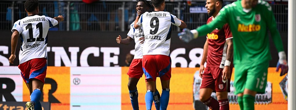 Hamburgs Robert Glatzel und Fabio Baldé jubeln nach Glatzels Treffer zum 2:0. - © Gregor Fischer/dpa