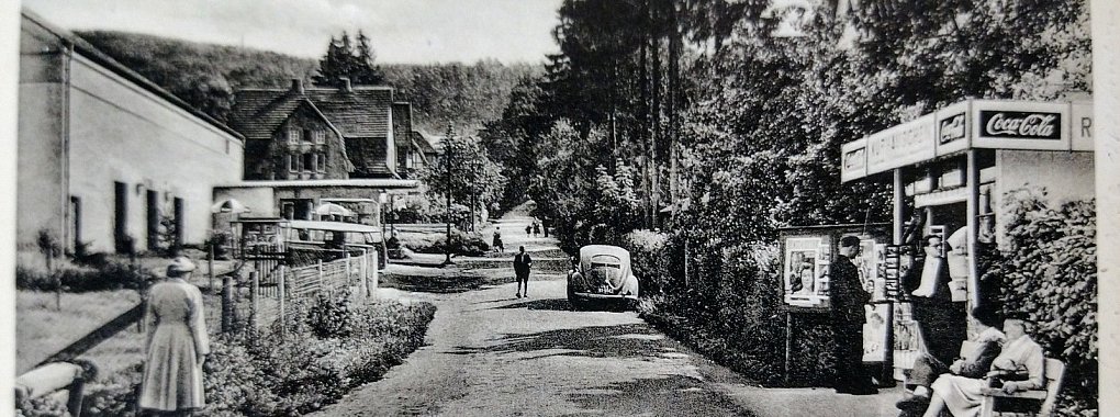 Am Anfang des Hülsenwegs wurde 1952 das Lichtspielhaus Hiddesen eröffnet (Gebäude links). Auf der rechten Seite gab es einen Kiosk und daneben wurde in einem Schaukasten das Kinoprogramm angekündigt. - © Sammlung Mellies