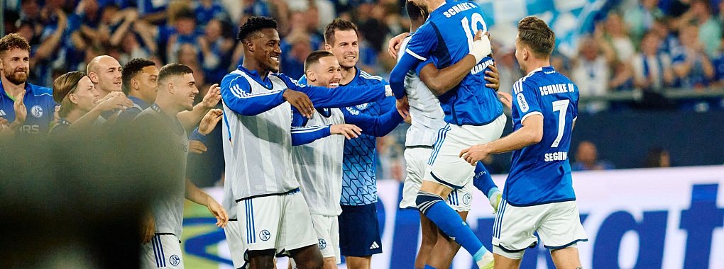 Schalke hat durch den Sieg gegen Nürnberg vorerst fünf Punkte Vorsprung auf den Relegationsplatz. - © Bernd Thissen/dpa