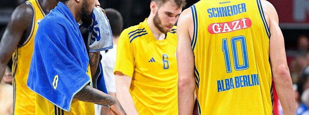 Khalifa Koumadje, Sterling Brown, Malte Delow und Tim Schneider von Berlin (v.l.n.r.) stehen nach dem Spiel auf dem Spielfeld. - &copy; Sven Hoppe/dpa