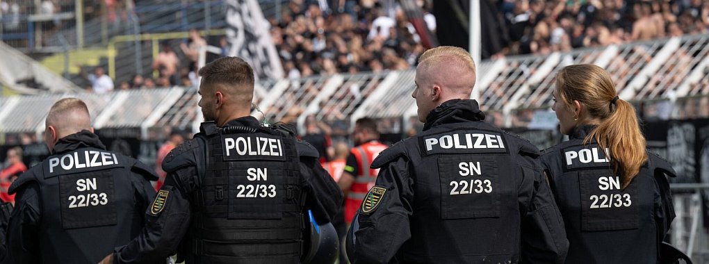 Das Polizeiaufgebot im Bruno-Plache-Stadion ist gro&szlig;. - &copy; Hendrik Schmidt/dpa
