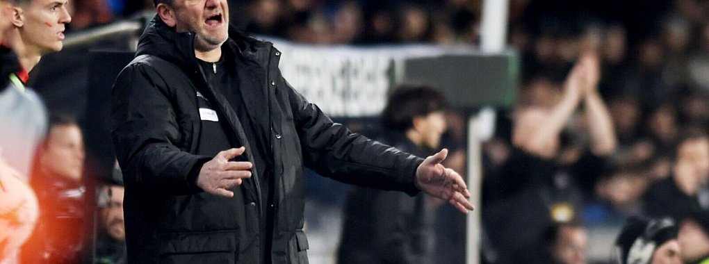 Heidenheims Trainer Frank Schmidt war mit dem Conference-League-Spiel bei Istanbul Basaksehir überhaupt nicht zufrieden. - © Mustafa Alkac/dpa