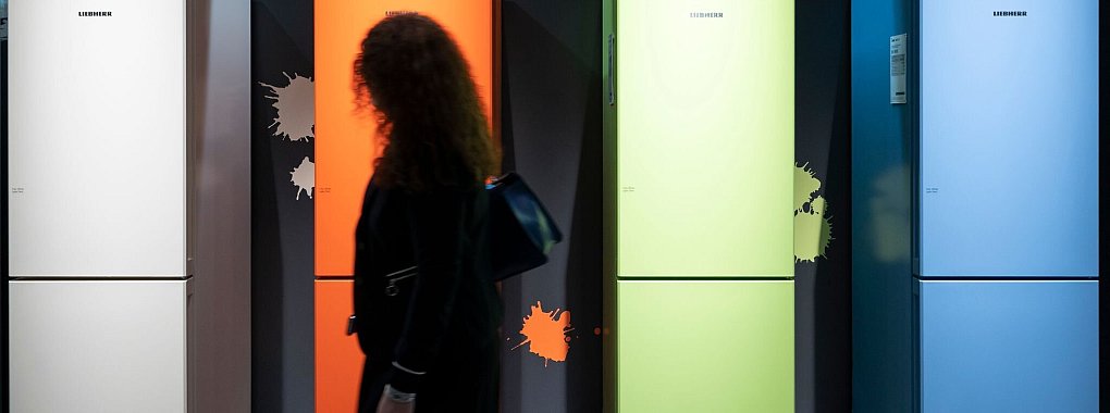 Gr&ouml;&szlig;e und Effizienz sind beim K&uuml;hlschrankkauf wichtig: Doch gr&ouml;&szlig;ere Ger&auml;te und Zusatzfunktionen verbrauchen mehr Strom. - &copy; Florian Schuh/dpa-tmn