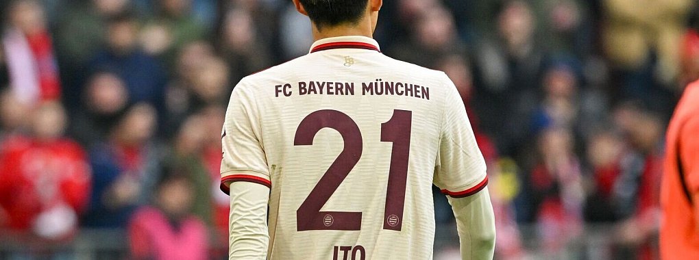 Abwehrspieler Hiroki Ito wird wegen einer Fußverletzung ausgewechselt. - © Peter Kneffel/dpa