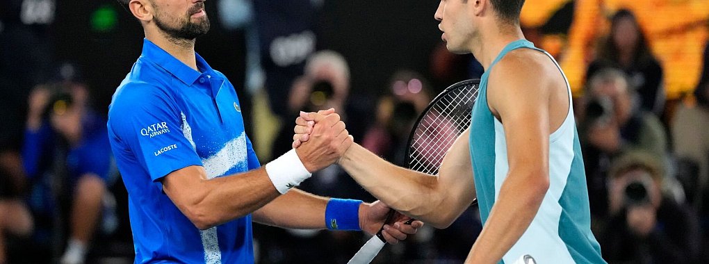 Carlos Alcaraz (r.) unterstützt die Klage der Spielergewerkschaft um Novak Djokovic nicht. - © Vincent Thian/AP/dpa