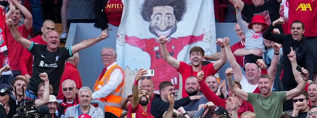 Der überragende Mohamed Salah feierte sein 28. Saisontor für Liverpool mit einem Selfie. - © Jon Super/AP/dpa