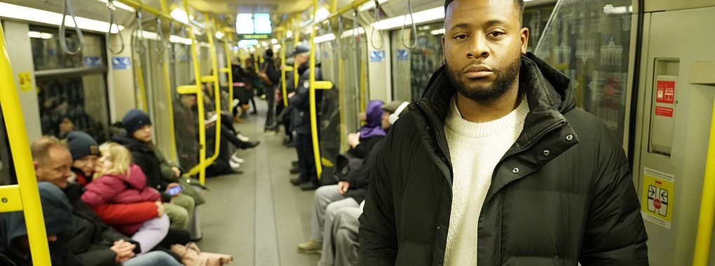 Der 32-j&auml;hrige Manager Cedric in einer Szene aus ZDF-Reportage "37&deg;: Die Farbe meiner Haut - Alltagsrassismus in Deutschland". - &copy; Julia Weingarten/ZDF/dpa