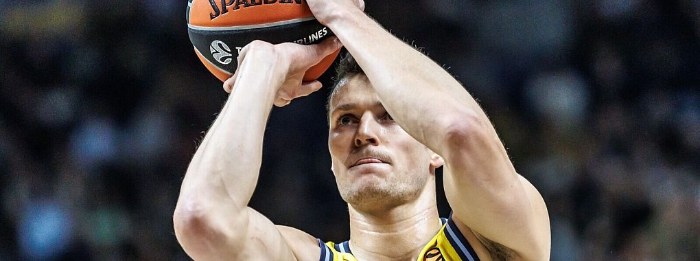 Alba-Center Yanni Wetzell war bester Berliner Werfer gegen Anadolu Efes. - © Andreas Gora/dpa