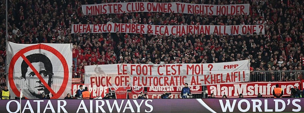 Bayern-Fans zeigen Schmäh-Plakate gegen den Präsident von Paris Saint-Germain, Nasser Al-Khelifi. - © Tom Weller/dpa