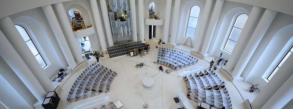 Der neugestaltete Innenraum der Sankt Hedwigs-Kathedrale am Bebelplatz in Berlin-Mitte. Zentrales Element ist der mittig aufgestellte Altar in Form einer Halbkugel. - © Bernd von Jutrczenka/dpa
