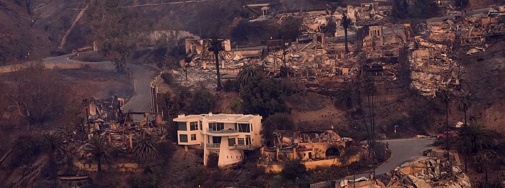 Verheerende Br&auml;nde haben den Stadtteil Pacific Palisades in Los Angeles verw&uuml;stet. - &copy; Mark J. Terrill/AP/dpa
