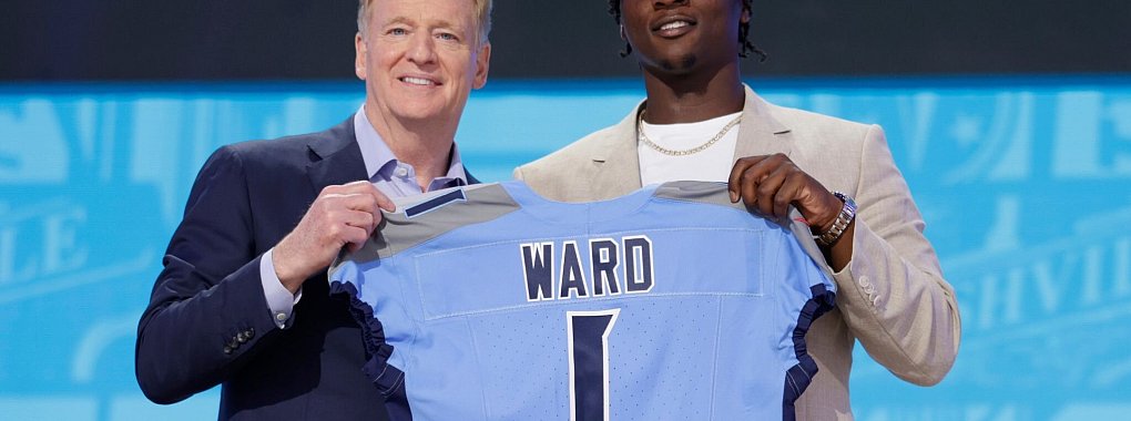 Cam Ward (r.) soll die Tennessee Titans in eine erfolgreiche Zukunft führen. - © Matt Ludtke/AP/dpa