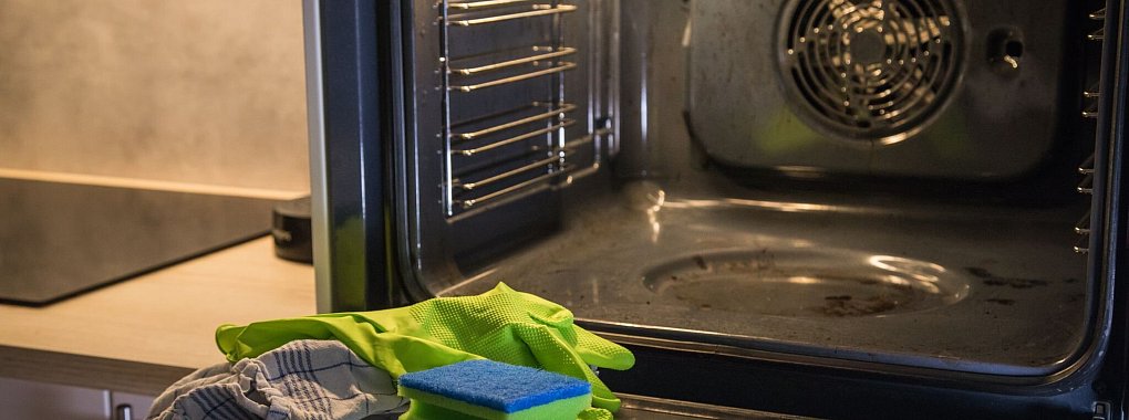 Mit einem Schwamm und einem Spülmaschinen-Tab soll der Backofen angeblich schnell zu reinigen sein. - © Christin Klose/dpa-tmn