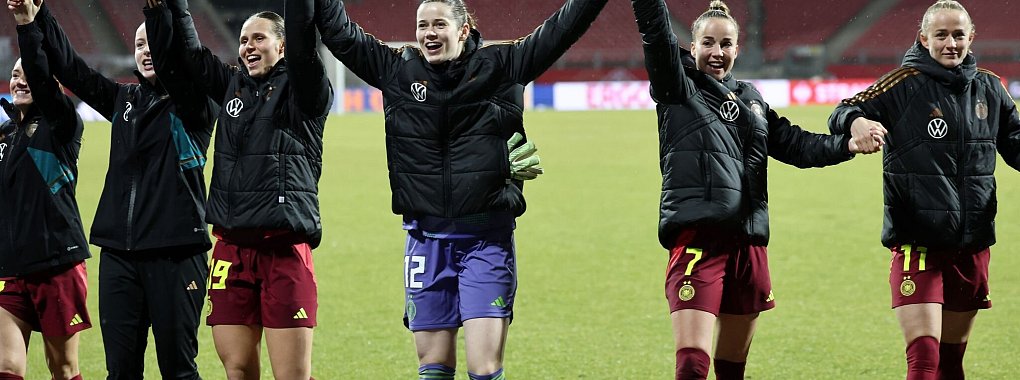 Stand gegen Österreich im Tor: Stina Johannes (M.) von Eintracht Frankfurt. - © Daniel Löb/dpa