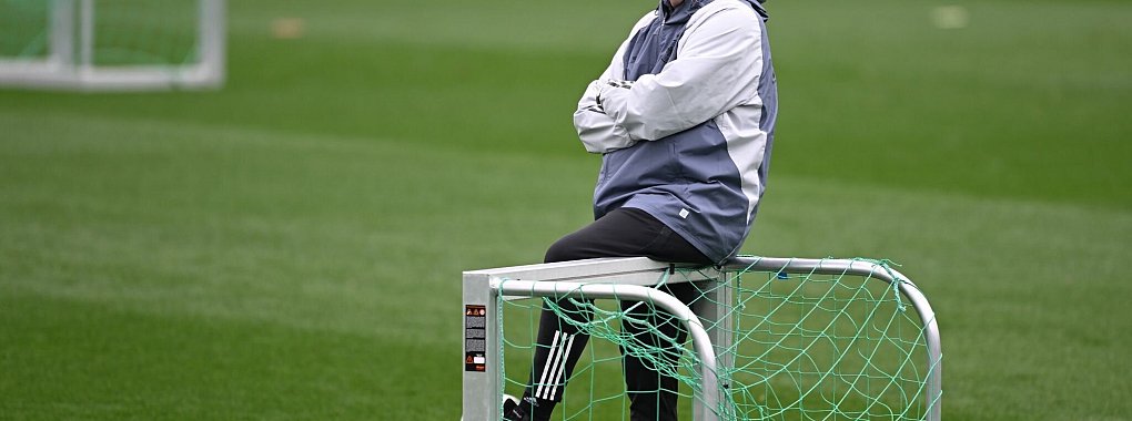 Horst Hrubesch beobachtet das Training der Frauen-Nationalmannschaft auf dem DFB-Campus. - © Arne Dedert/dpa
