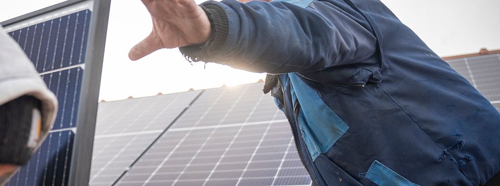 Wer die Installation einer Photovoltaik-Anlage plant, sollte sich von einem Fachbetrieb beraten lassen. - © Florian Schuh/dpa-tmn