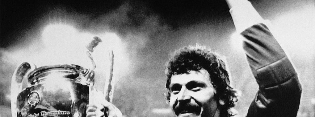 Der «Held von Sevilla»: Torwart Helmuth Duckadam mit dem Europapokal der Landesmeister. - © Fernando Ricardo/AP/dpa