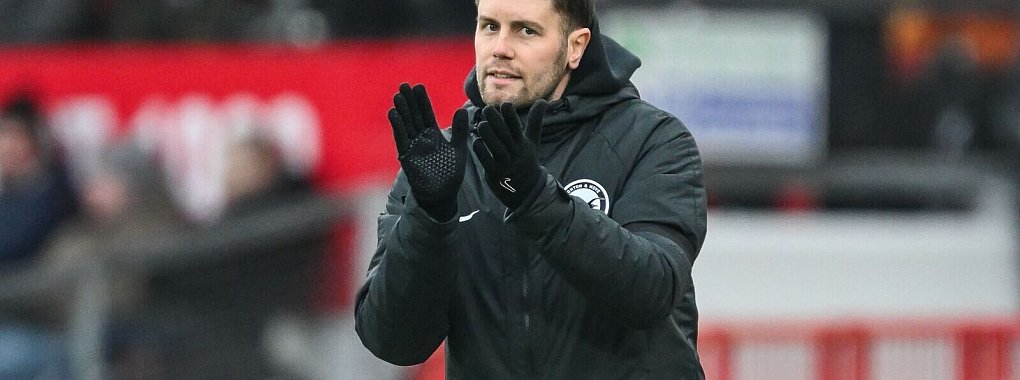 Trainer Fabian Hürzeler kann sich mit Brighton über einen verdienten Auswärtssieg bei Manchester United freuen. - © Craig Thomas/News Images via ZUMA Press Wire/dpa