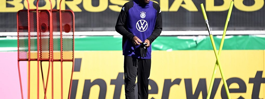 Yann-Aurel Bisseck kennt sich in Italiens Fußball aus. - © Federico Gambarini/dpa