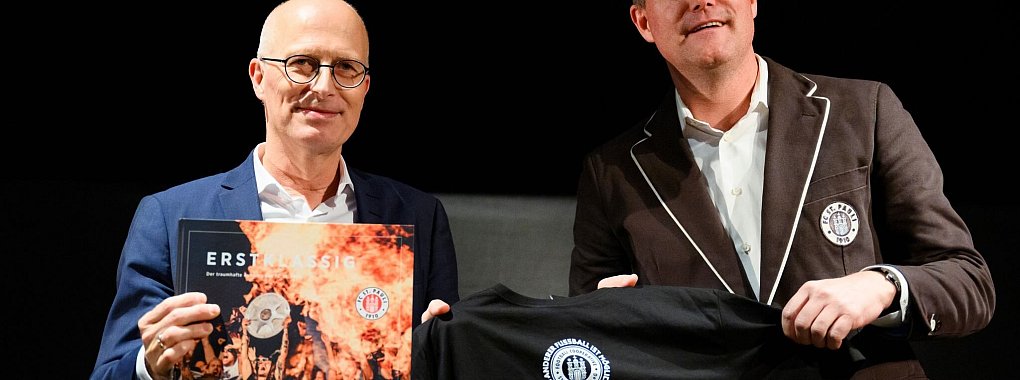 Hamburgs Bürgermeister Peter Tschentscher (l.) und Clubchef Oke Göttlich präsentieren die FCSP-Genossenschaft. - © Gregor Fischer/dpa