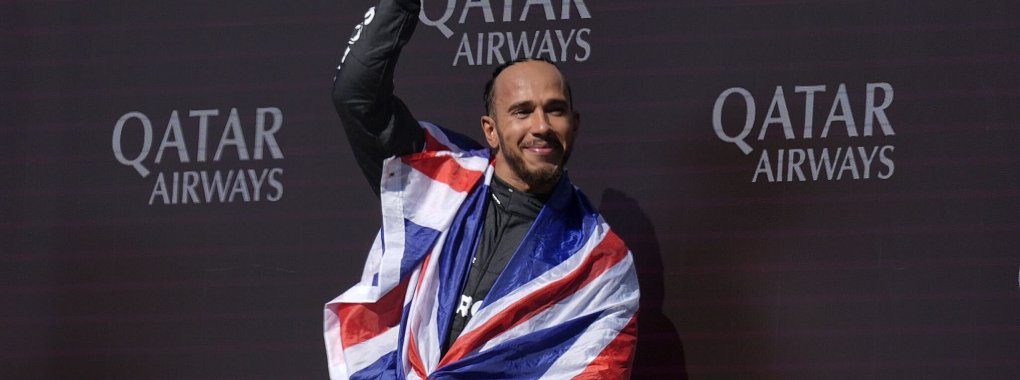 Mercedes-Pilot Lewis Hamilton jubelt nach seinem Sieg in Silverstone. - © Andrew Matthews/PA Wire/dpa