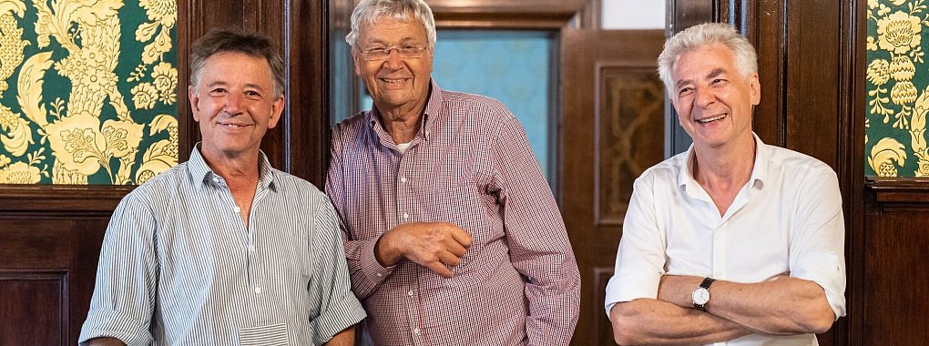 Christoph «Stofferl» Well (links), Gerhard Polt (Mitte) und Michael Well bei einem Interview. (Archivfoto) - © Matthias Balk/dpa