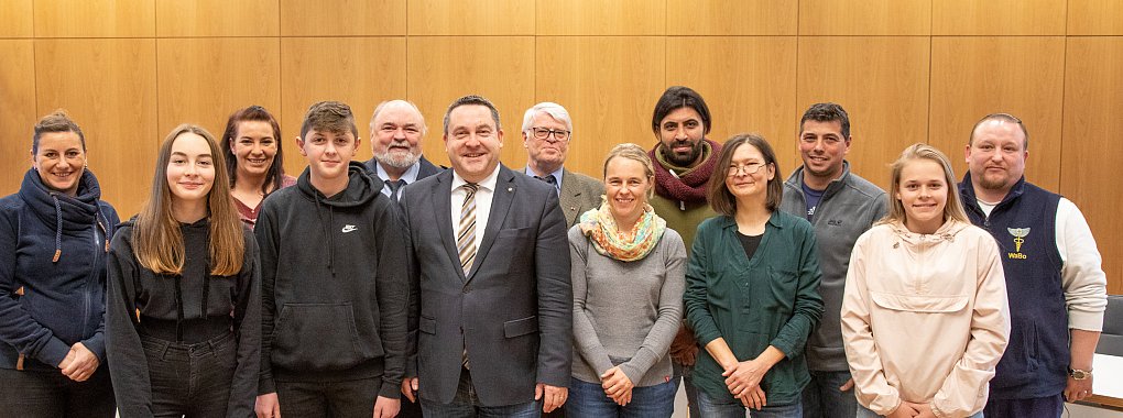 Geehrte und Ehrende: (von links) Antje Krause, Olympia Ella Frank, Ilona Spruthe, Edip Islam, Polizeidirektor Bernd Stienkemeier, Landrat Dr. Axel Lehmann, Rotkreuz-Vorsitzender Herbert Dahle, Martina Kroos, Cemal Alptekin, Monika Klapper, Martin Börchers, Hanna Beken und Thomas May. - © Torben Gocke