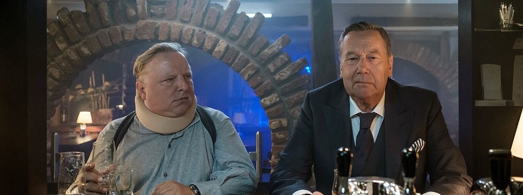 Axel Prahl (l) als Marko Wendrichs und Roland Kaiser in einer Szene der Komödie «Eisland». - © Gordon Timpen/NDR/ARD/dpa