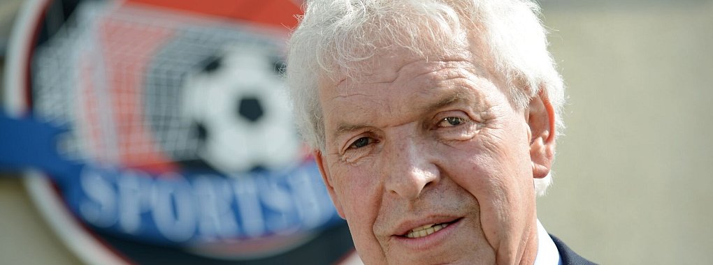 Der frühere Bundesligaspieler und Trainer Klaus Toppmöller freut sich über seinen Sohn Dino und tauscht sich oft mit ihm aus. - © Harald Tittel/dpa
