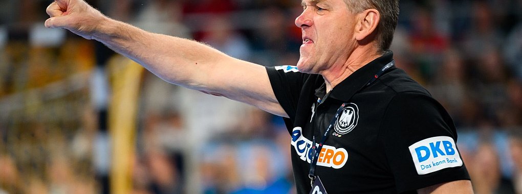 Bundestrainer Alfred Gislason hat die Handball-Nationalmannschaft zur Vorbereitung auf die WM in Hamburg versammelt. - © Marco Wolf/dpa