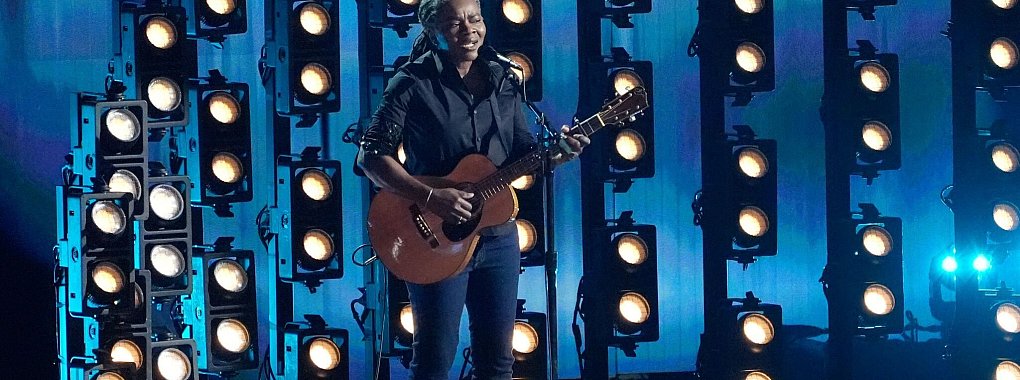 Mit ihrem Debütalbum wurde Tracy Chapman 1988 weltberühmt, jetzt kam eine Neuauflage davon auf Schallplatte heraus. Die US-Sängerin sorgt sich um ihr Land. - © Chris Pizzello/Invision/AP/dpa