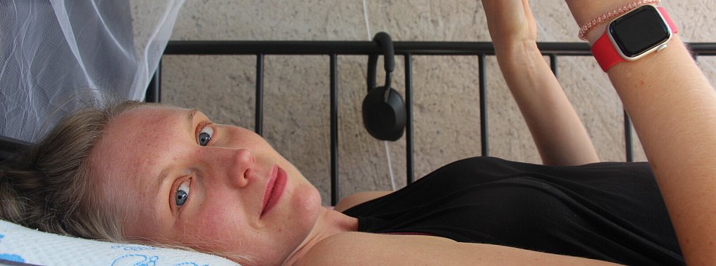 Ann-Kathrin Begemann (37) aus Dörentrup leidet seit etwa zwei Jahren an chronischen Rückenschmerzen und muss den überwiegenden Teil des Tages liegen. "Das ist kein Leben mehr", sagt sie. - © Janet König