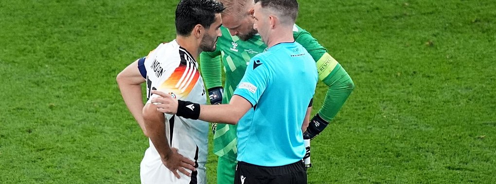 Schiedsrichter Michael Oliver spricht mit den Kapit&auml;nen Ilkay G&uuml;ndogan (l.) und D&auml;nemarks Kasper Schmeichel. - &copy; Marcus Brandt/dpa