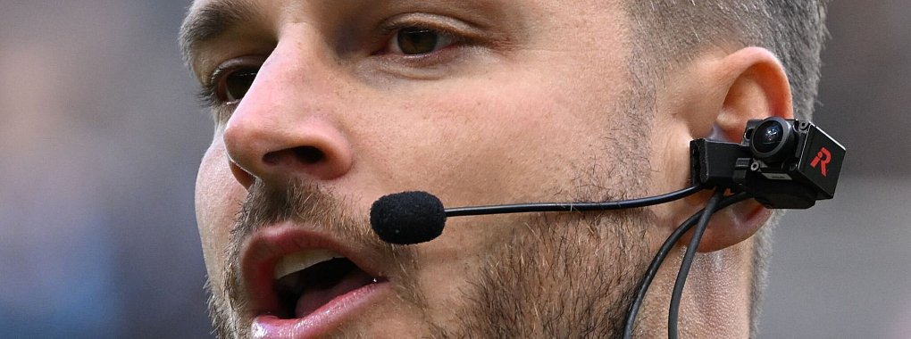 Neue Innovation bei Fußball-Übertragungen: Die RefCam am Ohr des Schiedsrichters. - © Arne Dedert/dpa