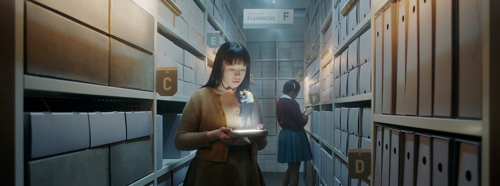 Paula (Fine Sendel) sucht im Archiv des Instituts nach einem Flashback ihres verstorbenen Hauptfigurenvaters, - © Valentin Selmke/ZDF/dpa