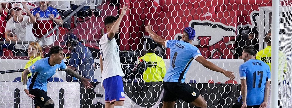 Uruguays Mathias Olivera (l) entscheidet mit seinem Tor das Aus der US-Mannschaft. - © Ed Zurga/AP/dpa