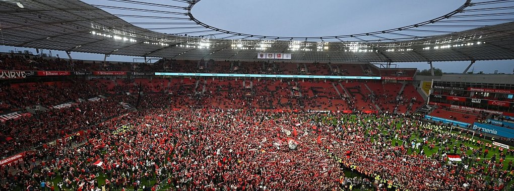 Leverkusens Fans bejubeln auf dem Rasen den Gewinn der Deutschen Meisterschaft. - &copy; David Inderlied/dpa