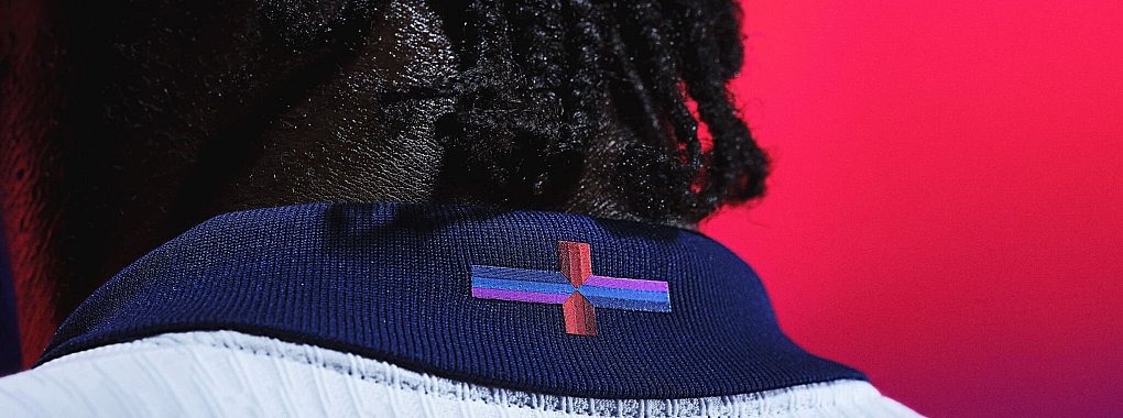 Das St.-George-Kreuz auf dem neuen englischen Trikot sorgt für Wirbel. - © Nike/PA Media/dpa